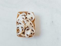 Jaki wpływ na jakość grzybów ma podłoże do uprawy pieczarek? pokrojone pieczarki