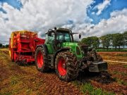 Ogłoszenia maszyn rolniczych, czyli jaki sprzęt rolnik może kupić przez internet? Używany traktor