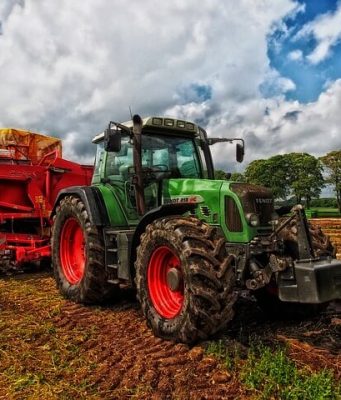 Ogłoszenia maszyn rolniczych, czyli jaki sprzęt rolnik może kupić przez internet? Używany traktor